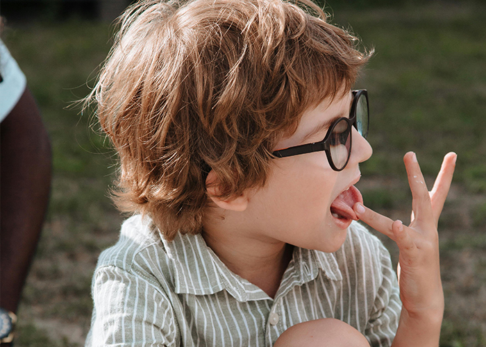 Occhiali da vista per bambini: come scegliere montature sicure e confortevoli