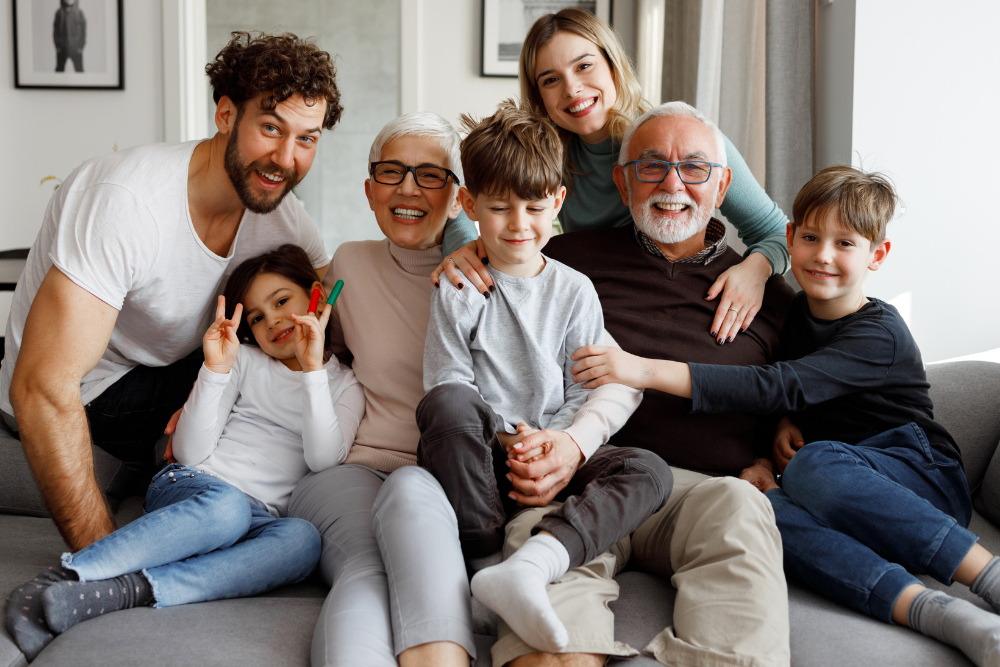 famiglia sorridente insieme simbolo di benessere e prevenzione visiva