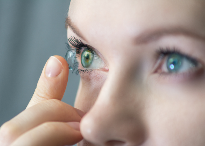applicazione lenti a contatto per comfort visivo quotidiano