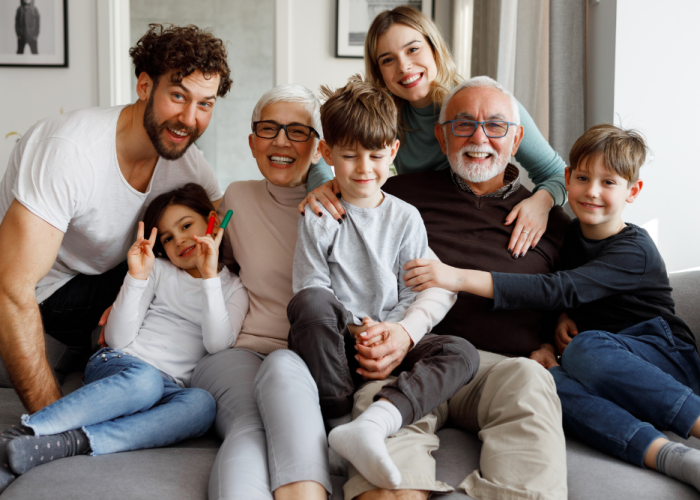 famiglia sorridente insieme simbolo di benessere e prevenzione visiva